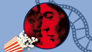 Affiche au style dramatique dominée par des tons rouges et noirs : un gros plan du visage d’une femme apparaît dans un cercle au centre de l’image, avec de la fumée sombre en arrière-plan. Une pellicule de film traverse le fond bleu pâle, et un cornet de maïs soufflé rouge et blanc est placé dans le coin inférieur gauche.