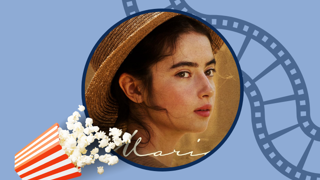 « Portrait d’une jeune femme portant un chapeau de paille, regardant vers la caméra de profil. L’image est présentée dans un cadre circulaire sur un fond bleu avec des motifs de pellicule de film. Un contenant de popcorn illustré apparaît dans le coin inférieur gauche.