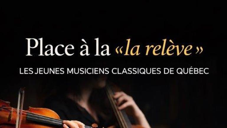 Affiche promotionnelle montrant de jeunes musiciens classiques en concert : un violoniste, un violoncelliste et un pianiste jouent sur une scène sombre et élégante. Le texte en haut indique : « Place à la “la relève” » suivi de « Les jeunes musiciens classiques de Québec ».