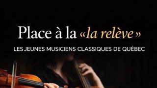 Affiche promotionnelle montrant de jeunes musiciens classiques en concert : un violoniste, un violoncelliste et un pianiste jouent sur une scène sombre et élégante. Le texte en haut indique : « Place à la “la relève” » suivi de « Les jeunes musiciens classiques de Québec ».