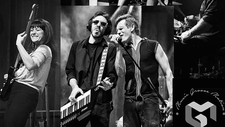 Montage en noir et blanc présentant plusieurs photos de spectacle : des musicien·nes sur scène jouent des instruments et chantent au micro. On y voit notamment une personne à la guitare, une autre au clavier, plusieurs chanteur·euses en performance et un batteur en arrière-plan. Les artistes sont captés en plein concert, avec éclairage scénique et ambiance dynamique.