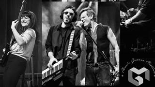 Montage en noir et blanc présentant plusieurs photos de spectacle : des musicien·nes sur scène jouent des instruments et chantent au micro. On y voit notamment une personne à la guitare, une autre au clavier, plusieurs chanteur·euses en performance et un batteur en arrière-plan. Les artistes sont captés en plein concert, avec éclairage scénique et ambiance dynamique.