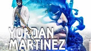 Affiche promotionnelle aux tons bleus mettant en vedette le musicien Yordan Martinez. On y voit un portrait rapproché de l’artiste portant des lunettes et une casquette, superposé à une image de lui tenant un trombone. Le texte mentionne “De Cienfuegos à Montréal !” ainsi que “TCMS – The Cuban Martinez Show”.