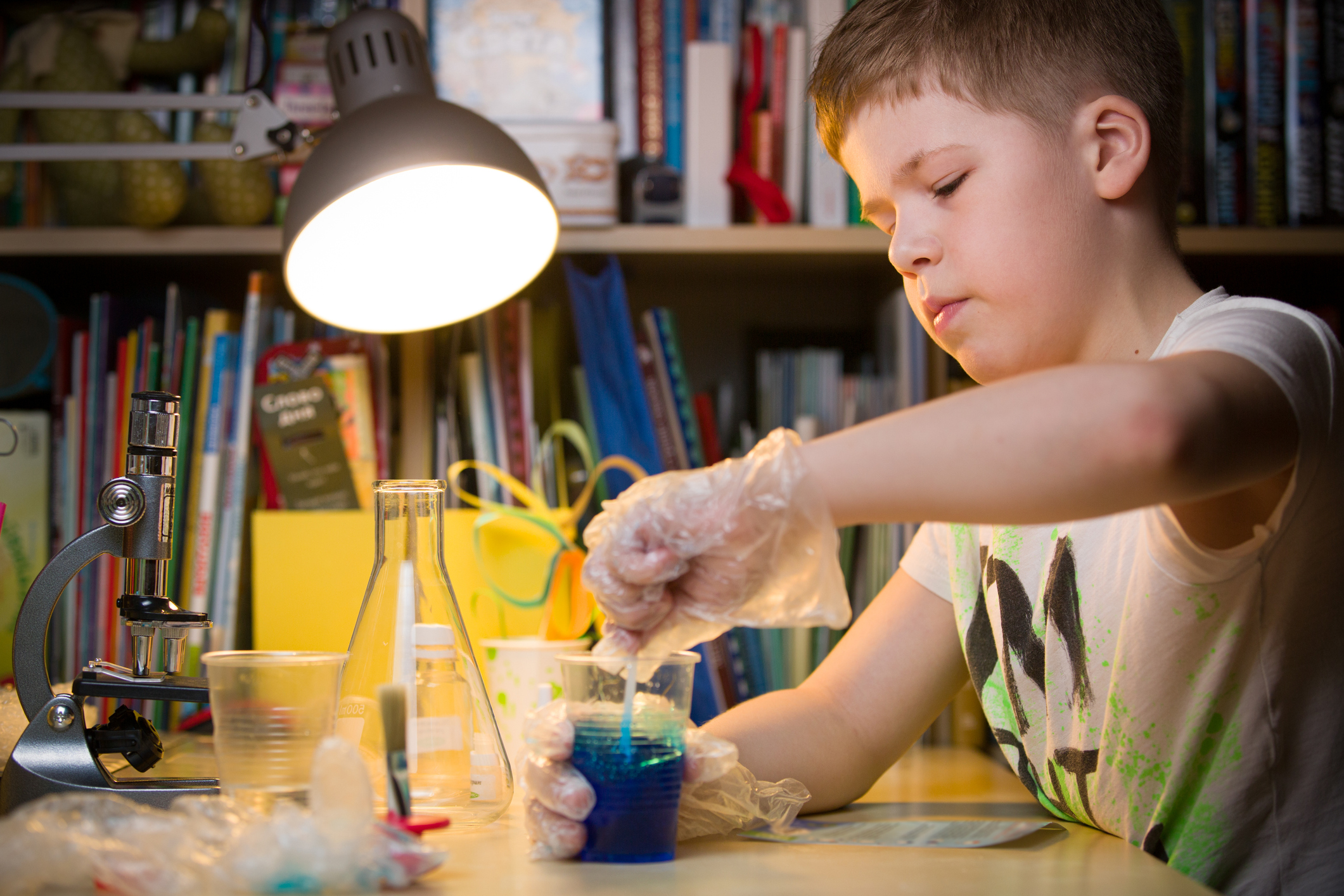 Jeune garçon qui fait des expériences scientifiques.