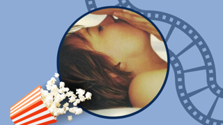 Affiche aux tons doux et chaleureux montrant une femme allongée de profil, les yeux fermés, dans une ambiance intime et feutrée. L’image est encadrée dans un cercle sur un fond bleu pâle traversé par une pellicule de film, avec un cornet de maïs soufflé rouge et blanc dans le coin inférieur gauche.