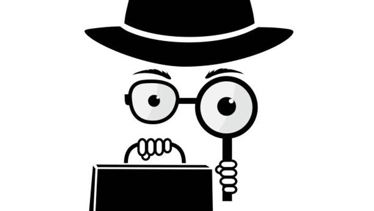 Illustration minimaliste en noir et blanc d’un personnage mystérieux : un chapeau de détective noir flotte au-dessus de grands yeux derrière des lunettes rondes, dont une lentille est remplacée par une loupe tenue devant l’œil droit. Une main agrippe la poignée d’une mallette noire. L’ensemble évoque un enquêteur ou un détective observant attentivement.