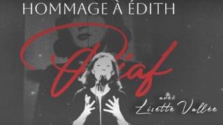 Affiche en noir et blanc d’un spectacle hommage à Édith Piaf. On y voit une chanteuse au micro au centre de l’image, avec le mot “Piaf” écrit en grandes lettres rouges par-dessus. Le texte en haut indique “Hommage à Édith”, et en bas à droite “avec Lisette Vallée”.