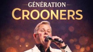 Affiche promotionnelle du spectacle “Génération Crooners” montrant un chanteur en veston blanc tenant un microphone sur scène. L’arrière-plan présente des lumières floues dorées et un musicien en arrière-plan. Le texte mentionne des chansons de Sinatra, Bécaud, Aznavour et Bublé.