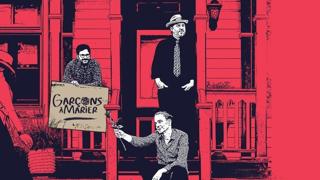 Image au style graphique en noir et rose montrant trois hommes devant une maison avec galerie. L’un tient une pancarte où l’on peut lire « Garçons à marier », tandis qu’un autre est assis sur les marches avec une fleur à la main. L’ensemble évoque une affiche artistique ou promotionnelle au style rétro et urbain.