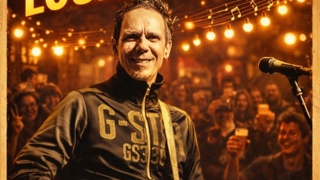 Affiche promotionnelle montrant un musicien souriant jouant de la guitare électrique devant une foule dans une ambiance festive. Des guirlandes lumineuses et des notes de musique décorent la scène aux tons orangés et chaleureux. Le texte “Le Party à Louis Dionne” apparaît en grand en haut de l’image.