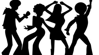 Illustration en silhouettes noires de quatre personnes dansant dans des poses dynamiques inspirées des années disco. Les personnages portent des vêtements évasés et lèvent les bras sur un fond gris clair.