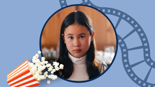 Portrait d’une jeune fille aux longs cheveux noirs regardant la caméra, présenté dans un cadre circulaire sur un fond bleu avec des motifs de pellicule de film. Un contenant de popcorn illustré apparaît dans le coin inférieur gauche.