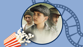 Affiche illustrée sur le thème du cinéma : au centre, trois personnages vêtus de style ancien sont réunis dans un cercle, avec un garçon au premier plan portant une casquette. En arrière-plan bleu pâle, une pellicule de film traverse l’image. Un cornet de maïs soufflé rouge et blanc apparaît dans le coin inférieur gauche.