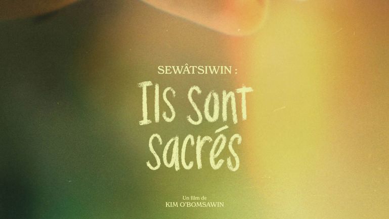 Affiche de film aux teintes chaudes et floues montrant le visage d’un enfant endormi ou les yeux fermés, éclairé par une lumière dorée. Le titre “Sewâsîwin : Ils sont sacrés” apparaît au centre en lettres blanches. Des mentions de sélections officielles de festivals figurent en haut à droite, et le texte “Bientôt au cinéma” est inscrit au bas de l’affiche.